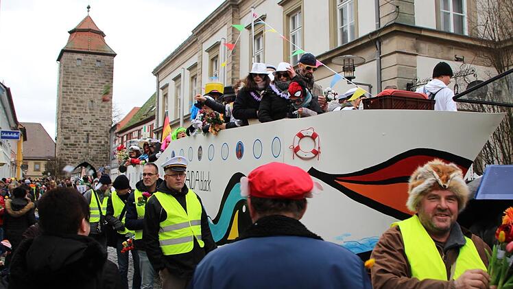 Sie trotzten dem Nieselregen: 30 Gruppen haben sich am Faschingsdienstag mit ihren Wagen von den Aischwiesen durch die Höchstadter Innenstadt geschlängelt. Das Schiff vom Team "Brennholz Köberlein" feierte Jungfernfahrt. Fotos: Franziska Rieger/Andreas Dorsch