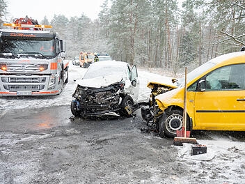 Mutter und Baby bei Unfall in Auto eingeklemmt