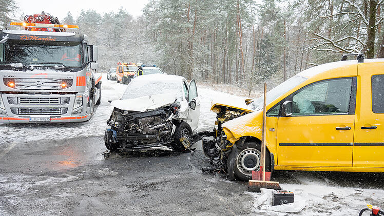 Mutter und Baby bei Unfall in Auto eingeklemmt