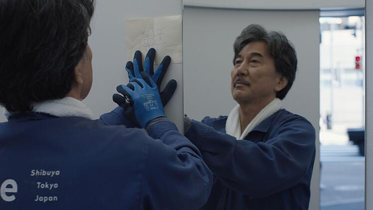 Hirayama (K&ocirc;ji Yakusho) wird eine Tages aus seinem Alltagstrott geworfen.