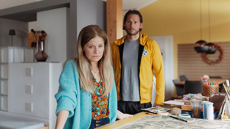 Isabel H&ouml;ller (Birte Hanusrichter) hatte sich eben erst an einen Alltag ohne ihren t&ouml;dlich verungl&uuml;ckten Ehemann gew&ouml;hnt, als Markus Kofler (Sebastian Str&ouml;bel) ihre Gef&uuml;hle mit einer Neuigkeit erneut ins Chaos st&uuml;rzt.