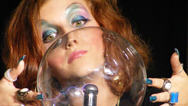 In diesem Haus ist was geboten: Wahrsagerin Madame Petra wohnt in der "Humboldtstraße 100" - beim gleichnamigen Theaterstück der Realschule Herzogenaurach war einiges geboten. Fotos: Claudia Hessek