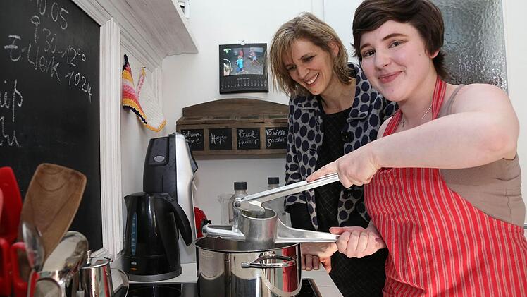 Sinea beim Kochen mit ihrer deutschen Patenmutter.