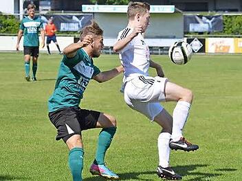 Der Pettstadter Fabian Baumüller (r.) nimmt den Ball vor Felix Straßberger an. Foto: Jürgen Sterzbach