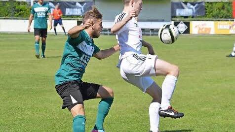 Der Pettstadter Fabian Baumüller (r.) nimmt den Ball vor Felix Straßberger an. Foto: Jürgen Sterzbach