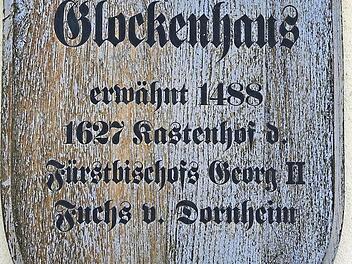 Eine Tafel informiert über die Glockenhaus-Geschichte.