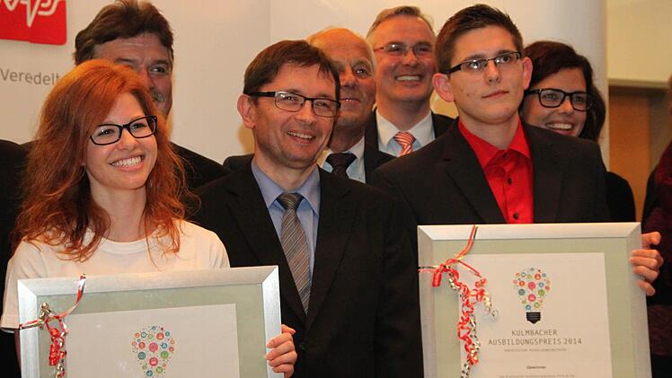 Rundschau-Redaktionsleiter Alexander Müller (Mitte) gratuliert Vanessa Schenkl und Waldemar Blehm, die die Urkunden für das Landratsamt und die Firma Saum & Viebahn entgegen nahmen. Foto: Dagmar Besand
