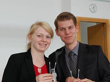 Die beiden jüngsten Teilnehmer an der Typisierungsaktion in den Räumen der Sparkasse Bad Kissingen: Katharina Heilmann und Patrick Keller  Foto: Sparkasse