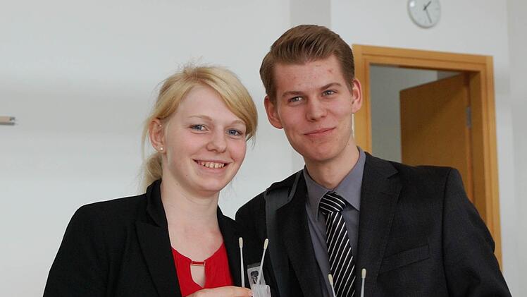 Die beiden jüngsten Teilnehmer an der Typisierungsaktion in den Räumen der Sparkasse Bad Kissingen: Katharina Heilmann und Patrick Keller  Foto: Sparkasse