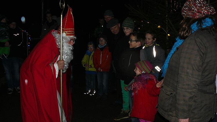 In respektvollem Abstand begrüßten die Kinder den Pelzmärtel. Foto: Klaus-Peter Wulf