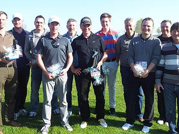 Über ein erfolgreiches Saisoneröffnungsturnier freuten sich bei der Siegerehrung besonders die Neugolfer Heiko Schmitt und Volker Schöpplein, Sportvorstand Frank Wunderlich (Dritter bis Fünfter von links) mit Brutto-Sieger Marco Schilling (Dritter von rechts).