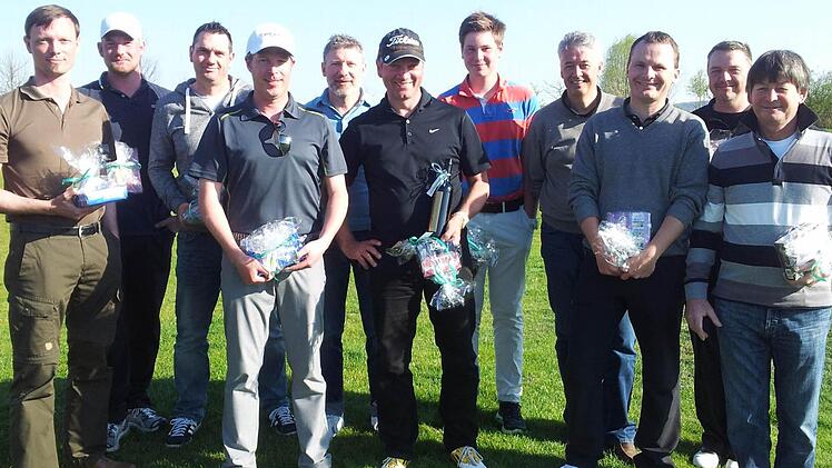 Über ein erfolgreiches Saisoneröffnungsturnier freuten sich bei der Siegerehrung besonders die Neugolfer Heiko Schmitt und Volker Schöpplein, Sportvorstand Frank Wunderlich (Dritter bis Fünfter von links) mit Brutto-Sieger Marco Schilling (Dritter von rechts).