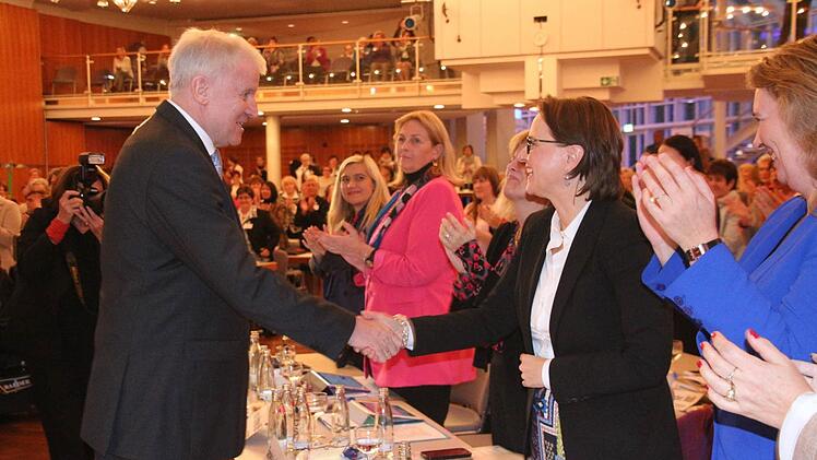 Horst Seehofer begrüßt die Vorsitzende der Frauenunion der CDU, Annette Widmann-Mauz.