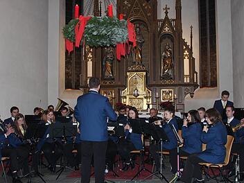 Der Musikverein Wallenfels beim Adventskonzert vor dem Hauptaltar.Foto: Susanne Deuerling