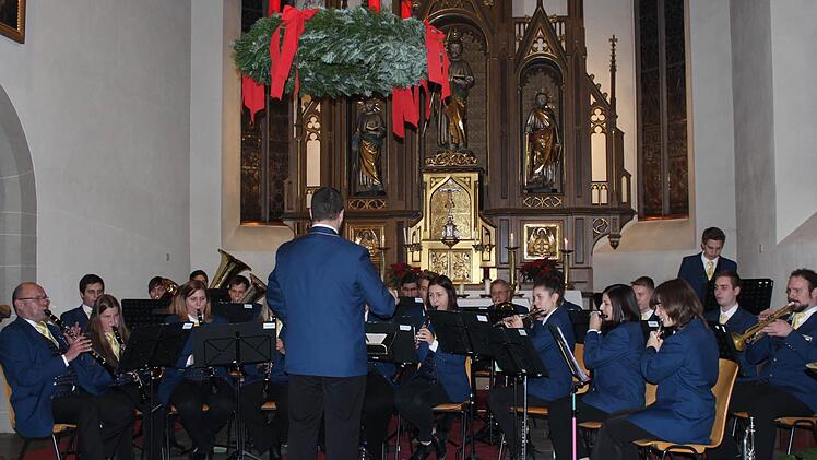 Der Musikverein Wallenfels beim Adventskonzert vor dem Hauptaltar.Foto: Susanne Deuerling