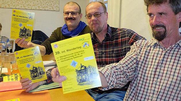 Vorsitzender Berthold Schneider (rechts), stellvertretender Vorsitzender Wolfgang Schaub (Mitte) und Schriftf&uuml;hrer Andreas Weber sind Feuer und Flamme f&uuml;r den Wandertag am Pfingstmontag.  Foto: Gerd Schaar