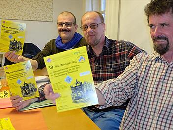 Vorsitzender Berthold Schneider (rechts), stellvertretender Vorsitzender Wolfgang Schaub (Mitte) und Schriftführer Andreas Weber sind Feuer und Flamme für den Wandertag am Pfingstmontag.  Foto: Gerd Schaar