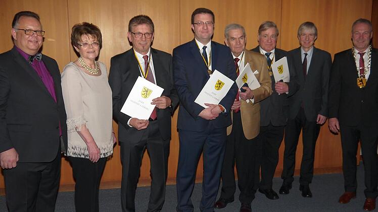 Die neuen Träger der goldenen Stadtmedaillen: Martin Stingl, Elke Protzmann, Georg Hofmann, Wolfgang Rebhan, Johannes Seifert, Horst Gundel, Thomas Engel und Frank Rebhan (von links).Berthold Köhler