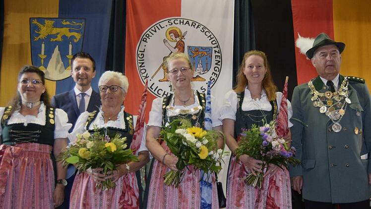 Glückwünsche für die Damen (von links): Damenleiterin Manuela Brandmeier, Bürgermeister Andreas Hügerich, 2. Ritterin Elke Jäkel, Königin Ursula Osterlänger und  1. Ritterin Heidi Vieweg