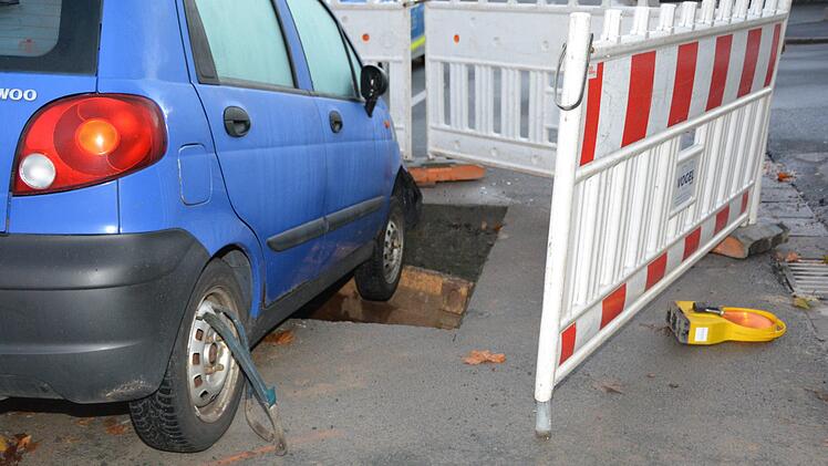Hindernis zu spät erkannt: Kulmbacher landete mit seinem Auto in einer Baugrube. Foto: Dagmar Besand