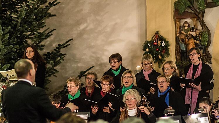 Die Sängervereinigun Bad Rodach und das Collegium musicum Hildburghausen unter der Gesamtleitung von Kirchenmusikdirektor Torsten Sterzik gestalteten ein Konzert in der Kirche St. Salvator in Untersiemau.Foto Jochen Berger