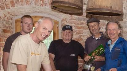 Norbert Neugirg zapft ein Fass an. Gespannte Beobachter: Michael Neugirg, Helmuth Bodenstein, Reinhard Fütterer und Brauhelfer Hubert Schober.