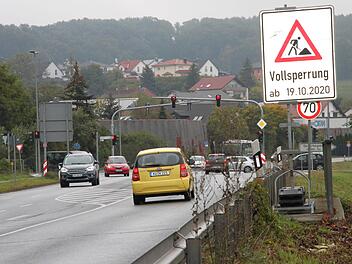 Die B 289 zwischen Burgkunstadt und Mainklein muss wegen Böschungsarbeiten und der Sanierung der Straßendecke bis Mitte Dezember gesperrt werden. Die Zufahrt zu den Burgkunstadter Gewerbegebieten ist gewährleistet.  Fotos: Stephan Stöckel