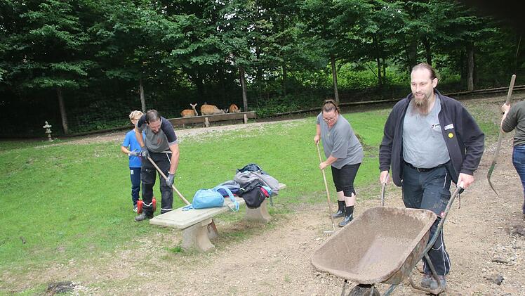 Über 100 Freiwillige kamen in den Wildpark Tambach, um nach dem Starkregen beim Aufräumen zu helfen.