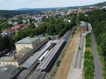 Der Verkauf des Bad Kissinger Bahnhofsgebäudes ist vorerst vom Tisch, rund 700 Bahnhofsgebäude will die Bahn in ihrem Besitz behalten.