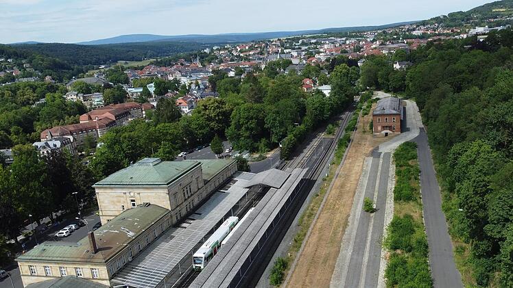 Der Verkauf des Bad Kissinger Bahnhofsgebäudes ist vorerst vom Tisch, rund 700 Bahnhofsgebäude will die Bahn in ihrem Besitz behalten.