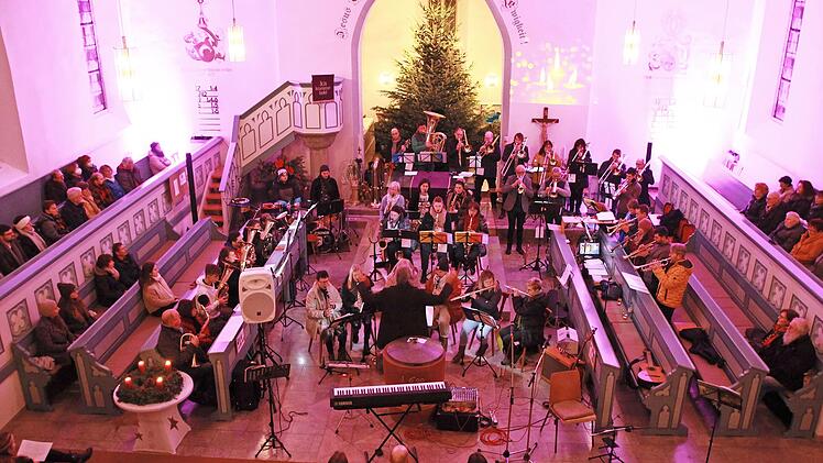 Das Jugendblasorchester Scholz durfte endlich wieder ein Weihnachtskonzert in der St.-Martin-Kirche spielen.
