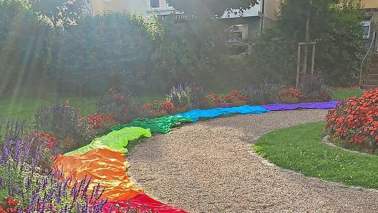 Die Tücher in Regenbogenfarben, die Teil einer Open-Air-Choreografie im Rahmen von „ Eine Stunde Kultur“ sein werden, machen sich schon einmal gut im Siebener Park.
