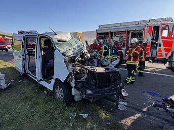 Kleintransporter von Lkw auf A9 im Kreis Hof mitgeschleift