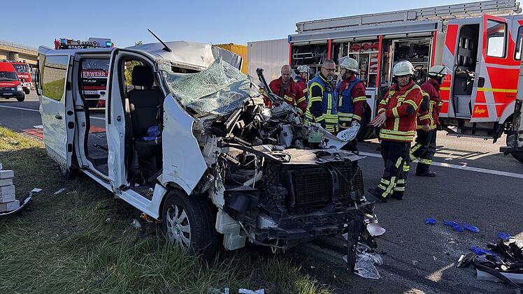 Kleintransporter von Lkw auf A9 im Kreis Hof mitgeschleift