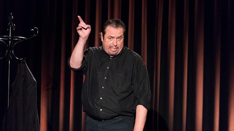 Eigentlich ist der erhobene Zeigefinger nicht der Gestus, den Andreas Giebel auf der B&uuml;hne anstrebt.
