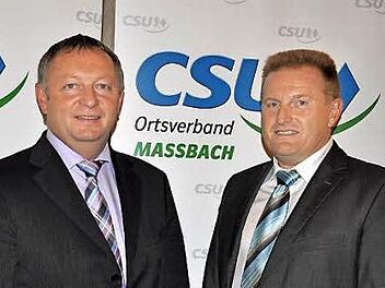Landrat Thomas Bold (links) gratuliert Matthias Klement, dem Bürgermeister-Kandidaten der Maßbacher CSU. Foto: Daniel Wiener