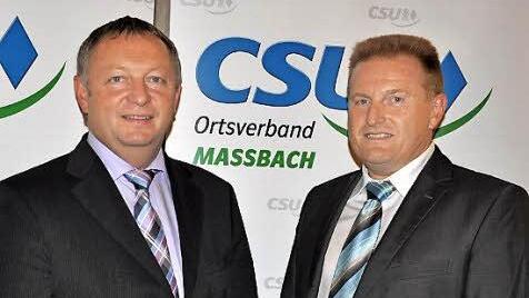 Landrat Thomas Bold (links) gratuliert Matthias Klement, dem Bürgermeister-Kandidaten der Maßbacher CSU. Foto: Daniel Wiener