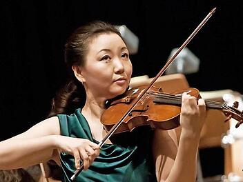 Als Solistin in der Violin-Romanze "The Lark Ascending" von Ralph Vaughan Williams erhält Megumi Ikeda reichlich Beifall. Fotos: Jochen Berger