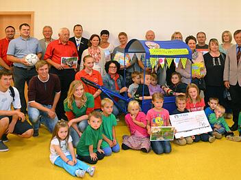 16 Gruppierungen wurden von der VR-Bank mit insgesamt 7700 Euro für ihre Kinder-, Jugend- und Familienarbeit gefördert. Auf dem Foto vorne links Vincent Przybilla und David Schlereth von der Projektgruppe "Alpencross" des Jack-Steinberger-Gymnasiums Bad Kissingen.  Foto: Rauch