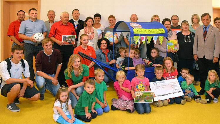 16 Gruppierungen wurden von der VR-Bank mit insgesamt 7700 Euro für ihre Kinder-, Jugend- und Familienarbeit gefördert. Auf dem Foto vorne links Vincent Przybilla und David Schlereth von der Projektgruppe "Alpencross" des Jack-Steinberger-Gymnasiums Bad Kissingen.  Foto: Rauch