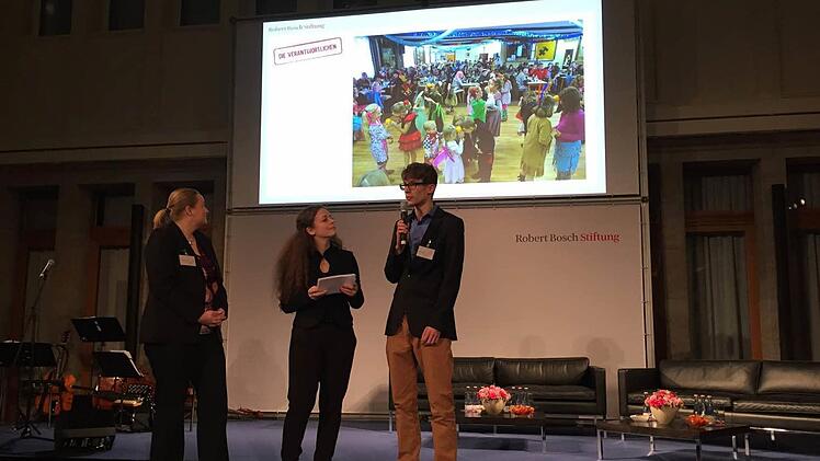 Dominik Baum (rechts) im Gespräch mit Moderatorin Shelly Kupferberg auf der Bühne in Berlin. Foto: Günther Geiling
