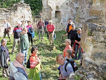 Die Geheimnisse der Ruine Raueneck enthüllte Joachim Zeune beim Ortstermin.Foto: Ralf Kestel