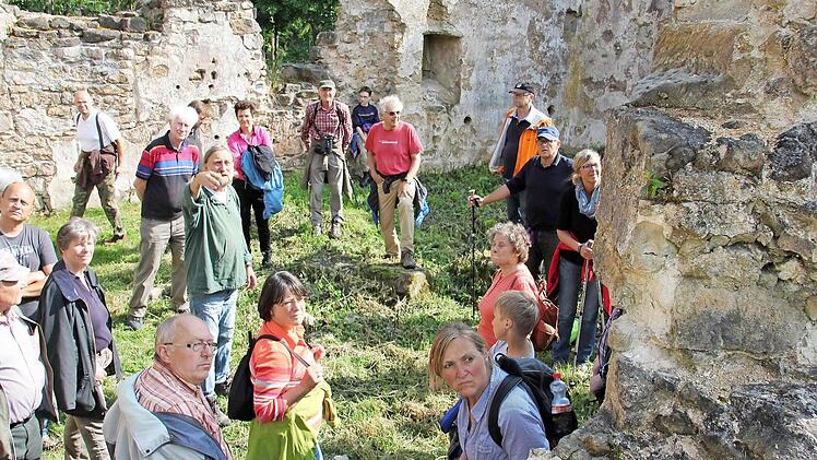 Die Geheimnisse der Ruine Raueneck enthüllte Joachim Zeune beim Ortstermin.Foto: Ralf Kestel