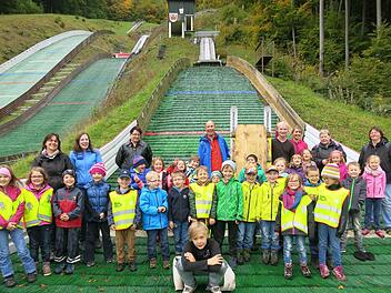 Die 1. Klasse der Kreuzbergvolksschule zu Besuch bei den "Rhönadlern". Foto: Maximilian Lange