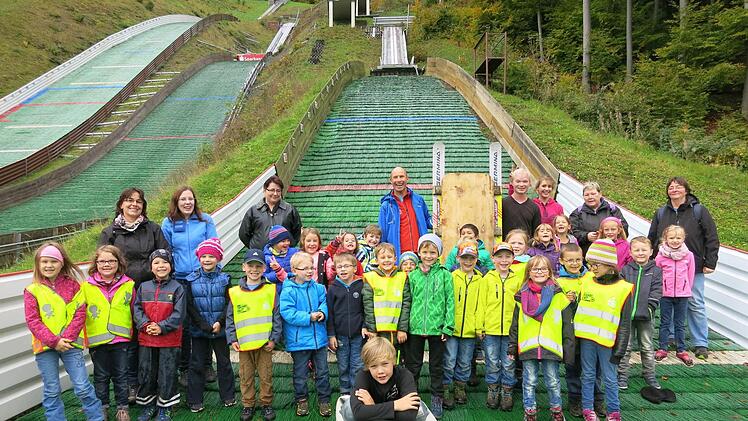 Die 1. Klasse der Kreuzbergvolksschule zu Besuch bei den "Rhönadlern". Foto: Maximilian Lange