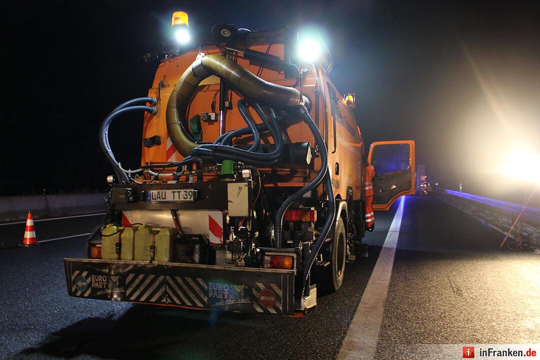 Gemüse-Sattelzug kippt auf A9 um