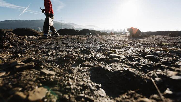 Melanie Zobel und ihr Team untersuchen den Boden unter der Humusschicht, die vom Bagger abgetragen wurde, nach Relikten. Fotos: Hendrik Steffens