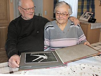 Erlebnisse aus ihrem sportlichen Engagement in Bildern festgehalten: Edwin und Edith Stark beim Blättern in einem Fotoalbum Foto: Ramona Popp