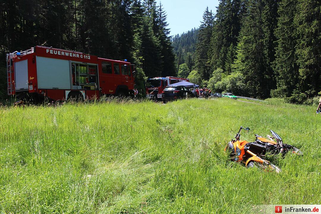 Motorradfahrer stuerzt und rutscht in Gegenverkehr - Biker verstirbt noch am Unfallort