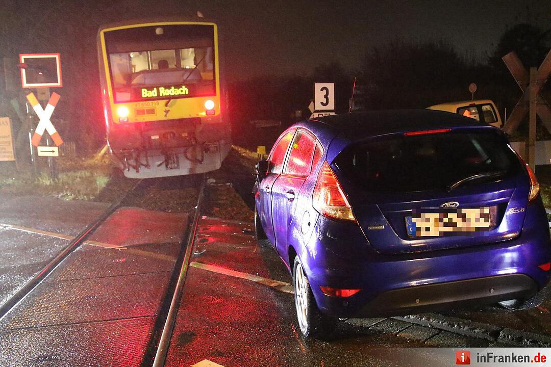 Auto kollidiert in Coburg mit Triebwagen